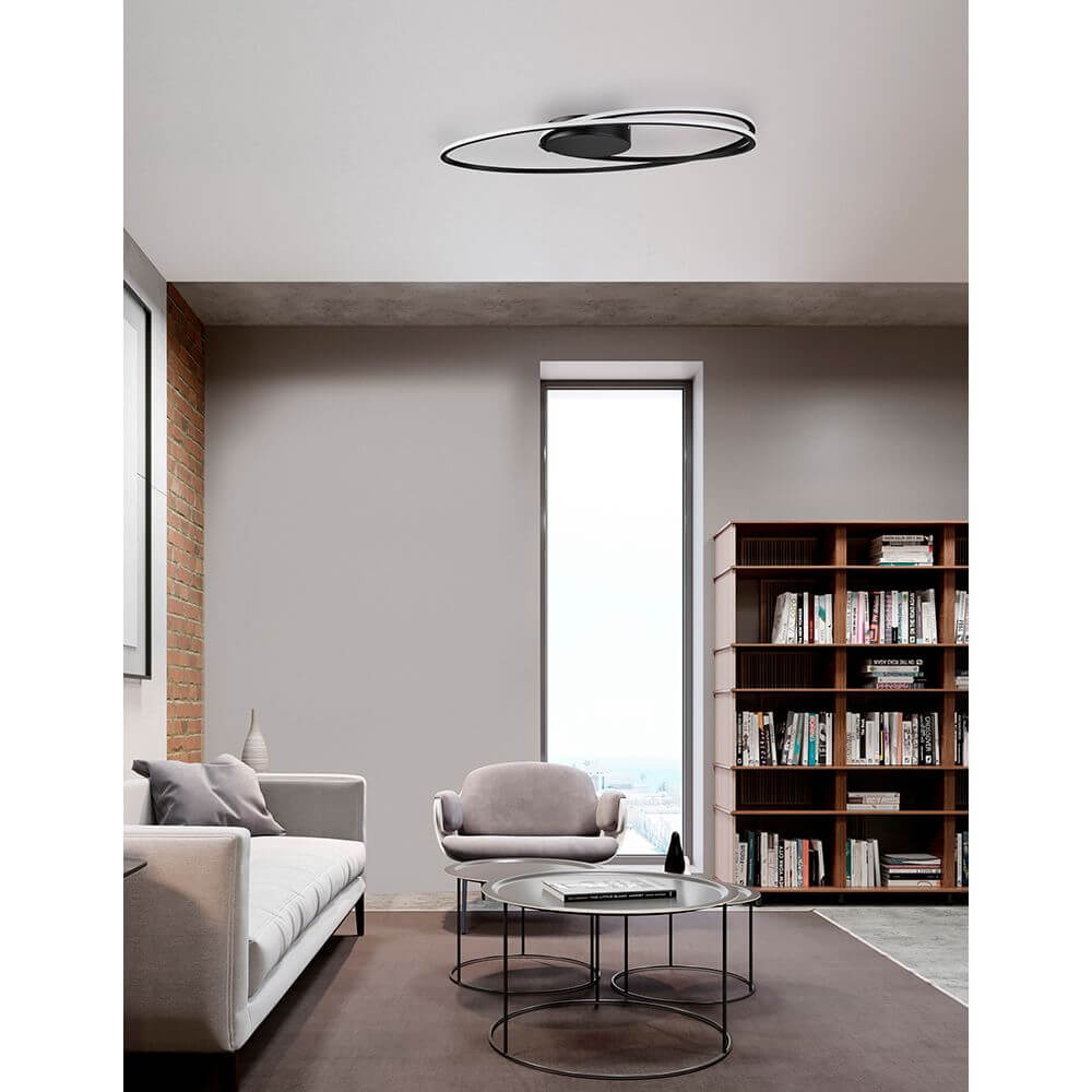 Viareggio LED Deckenlampe Geschwungen über modernem Wohnzimmer mit Sofa, Sessel und Bücherregal, minimalistisches Aluminium-Acryl-Design