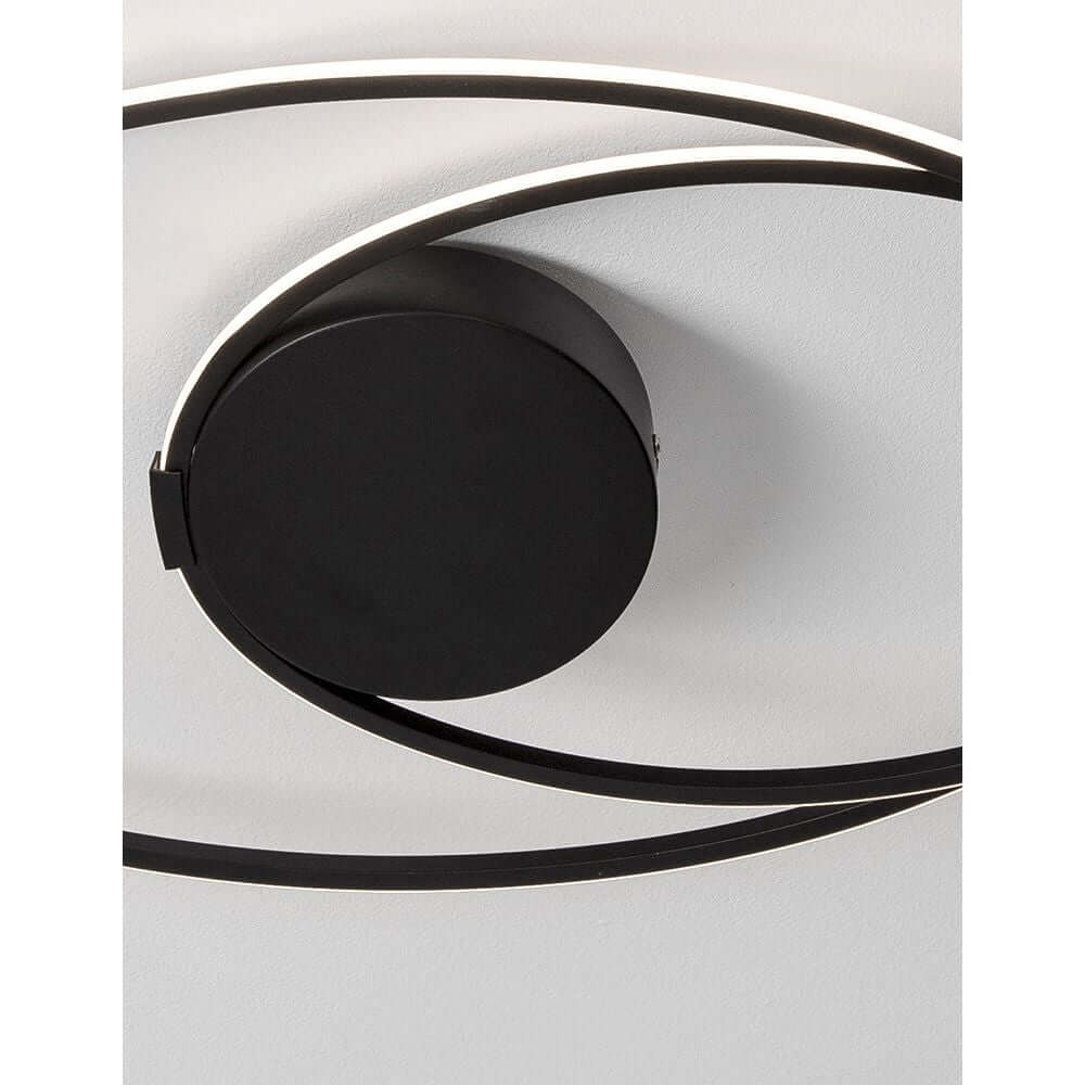 Alt Tag: Viareggio LED Deckenlampe Geschwungen – schwarze geschwungene Aluminium-Deckenleuchte mit integrierter 28W LED, minimalistisch, für Wohnzimmer oder Schlafzimmer