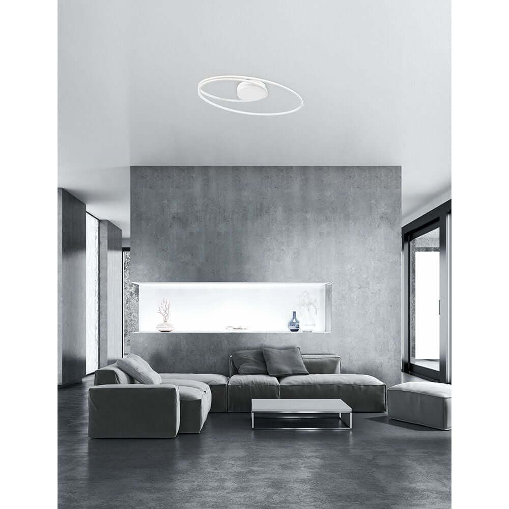 Viareggio LED Deckenlampe Geschwungen über modernem Wohnzimmer mit minimalistischem Aluminium- und Acryl-Design