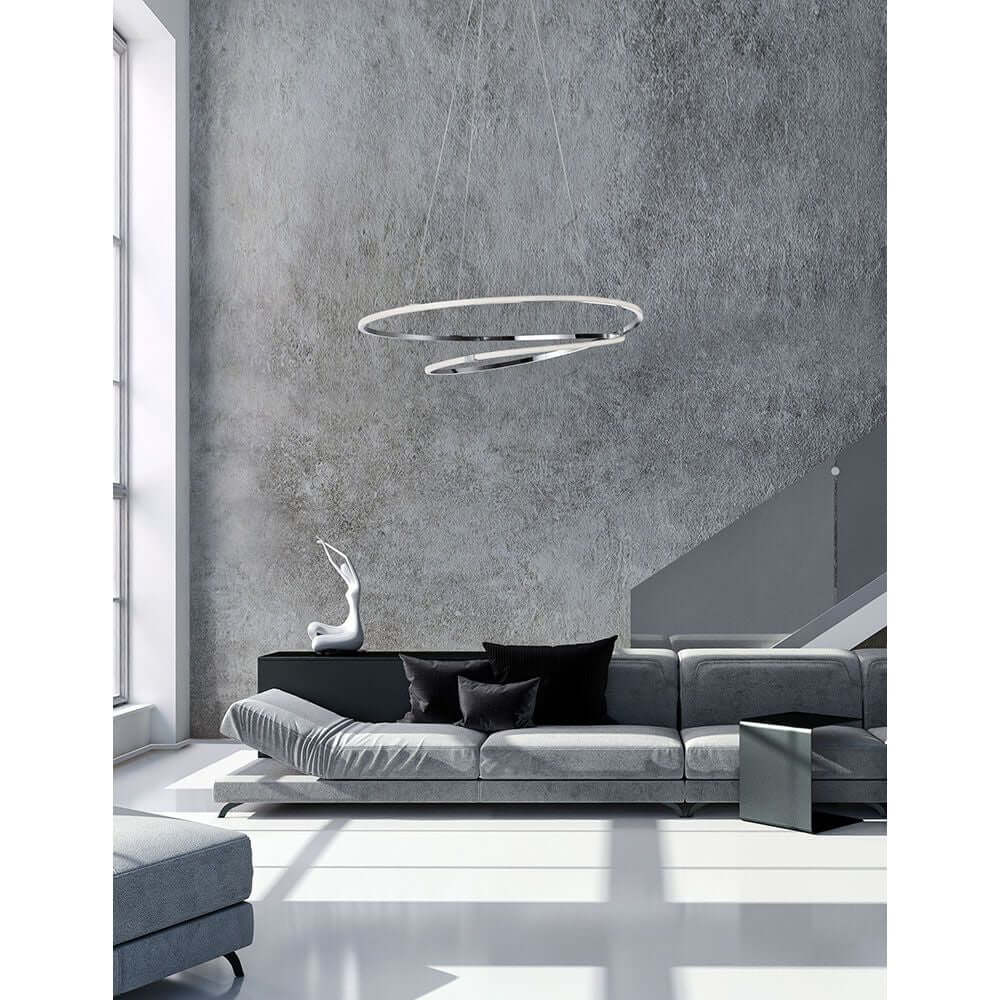 Viareggio LED Hängeleuchte Ø 56cm Metall in modernem Wohnzimmer mit grauer Wand und eleganter Couch.