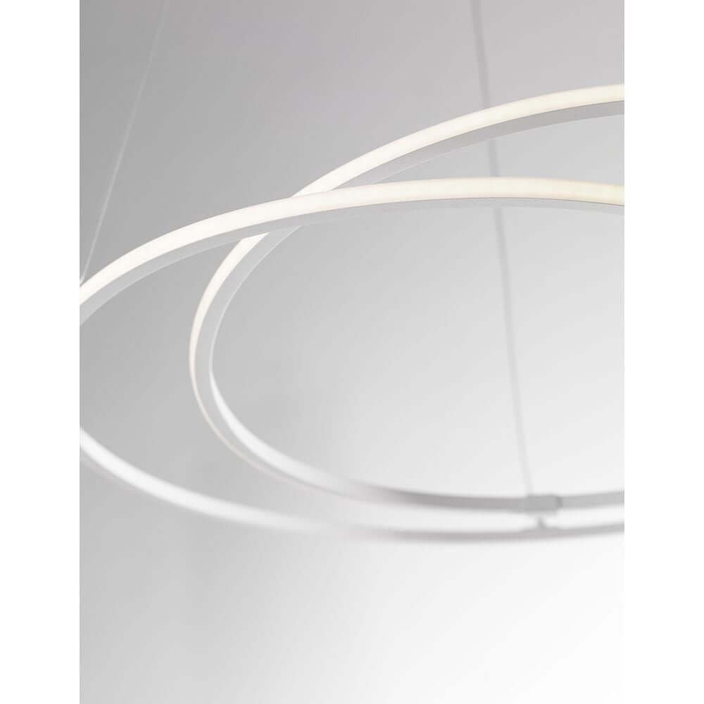 Viareggio LED Hängeleuchte Ø 56cm Metall mit eleganten, minimalistischen Leuchtringen in einem modernen Raum.