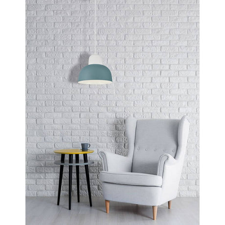 Suspension Victoria bleu, blanc au-dessus d’un fauteuil clair et d’une table dans un intérieur moderne.