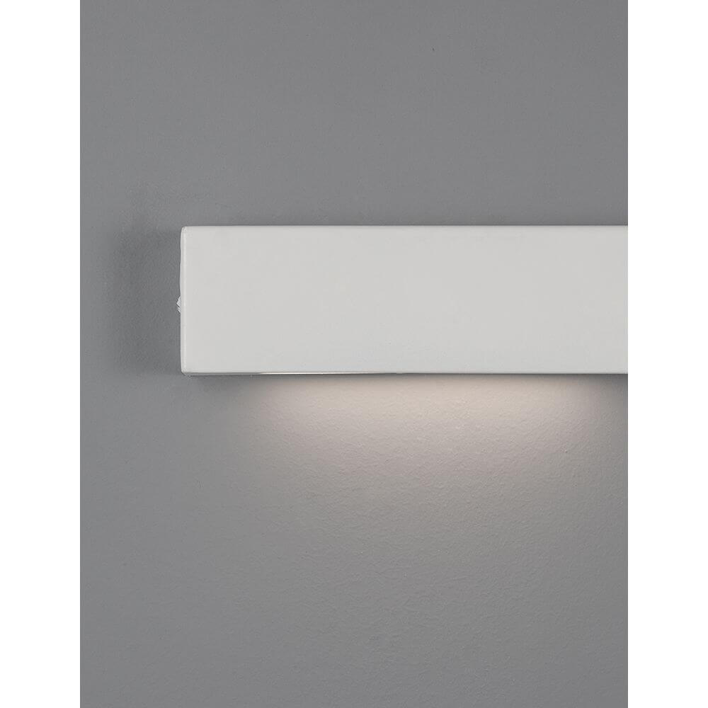 Nova Luce Vida LED Lese- & Wandlampe Metall mit USB auf grauem Hintergrund.