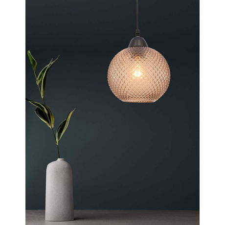 Vienti glas pendel Ø 18cm kugle i moderne design, elegant over en vase med en plante i stilfuldt interiør.