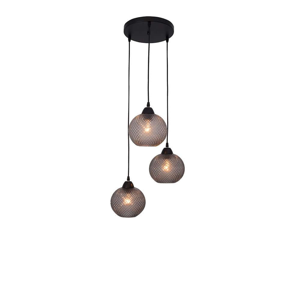 Vienti Pendelleuchte 3-flammig Glas mit drei transparenten und geriffelten Glaskuppeln über einem schwarzen Metallaufhängung.