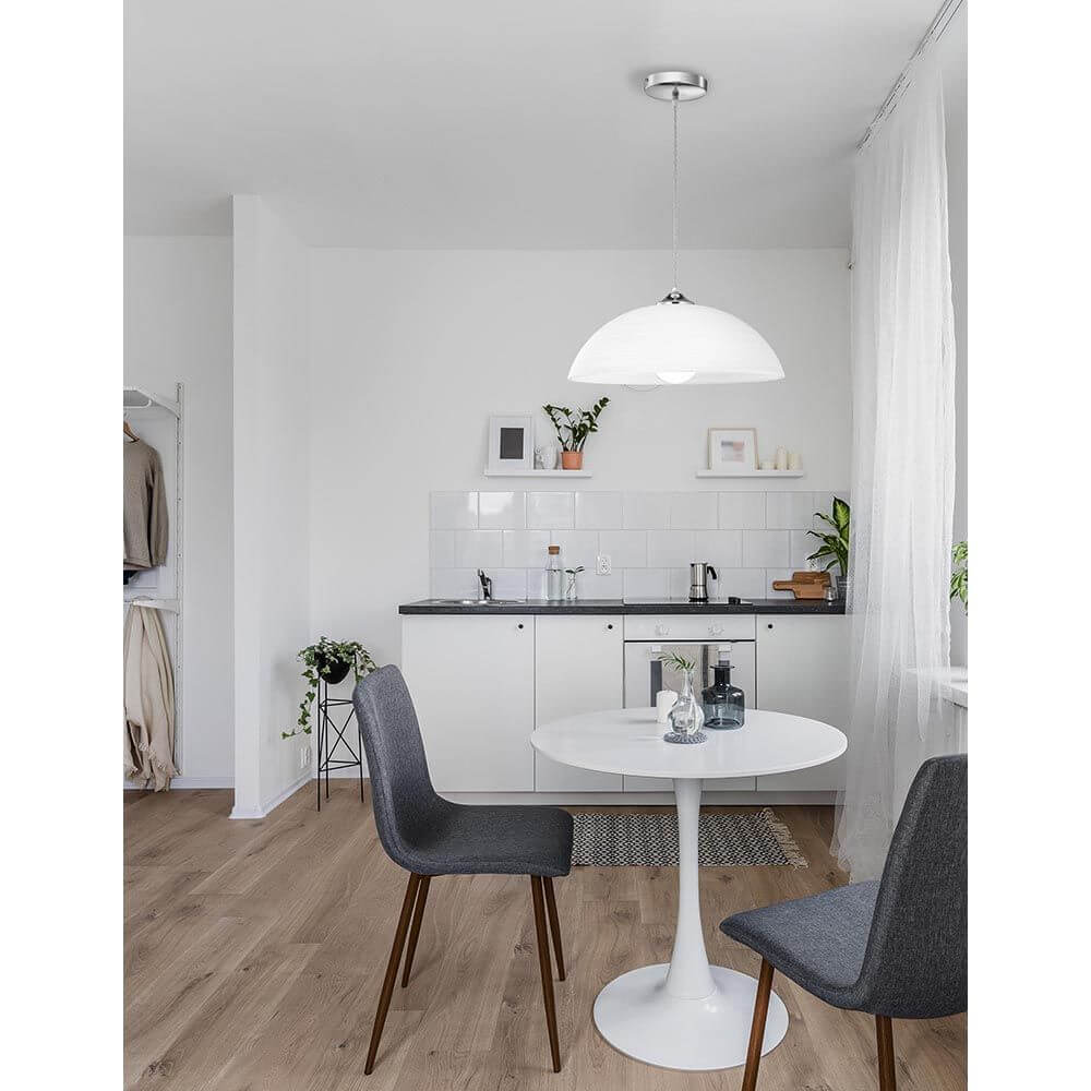 Vinca Glas-Hängelampe in modernem Küchenumfeld mit runden Tisch und Stühlen.