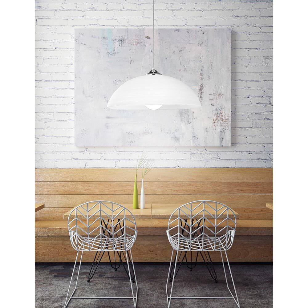 Vinca Glas-Hängelampe in Weiß über modernem Tisch mit Drahtstühlen in einem eleganten Innenraum.
