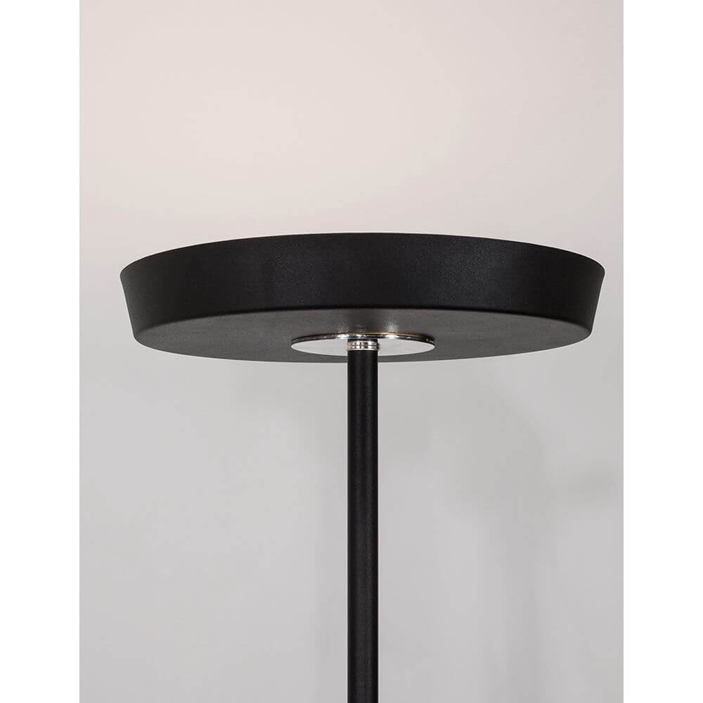 Viti LED Stehleuchte 170cm Metall mit minimalistischen Design und integrierter LED-Beleuchtung.