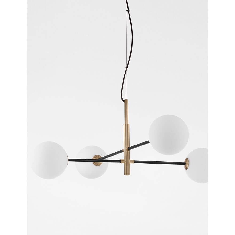 Vitra Hängelampe 4-flammig Metall, Opal Weiß mit vier opalweißen Glaskugeln und mattem Metalldesign.