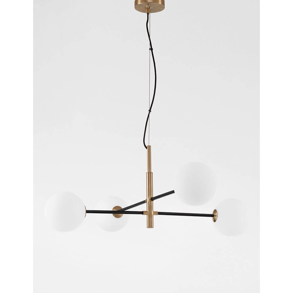 Vitra Hängelampe 4-flammig Metall, Opal Weiß mit eleganten Glaskugeln und schickem Design.