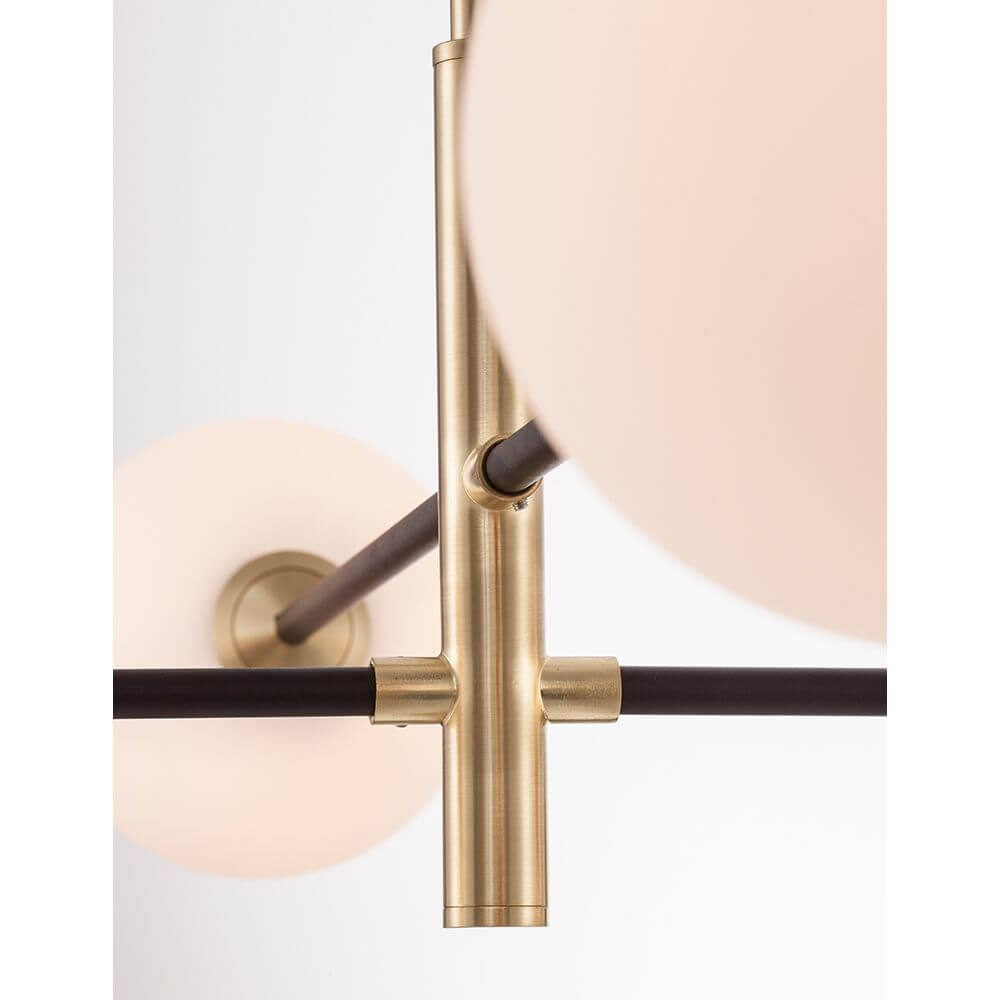 Vitra Hängelampe 4-flammig Metall, Opal Weiß - Detailansicht mit opalweißen Glaskugeln und mattem Gold-Ton.