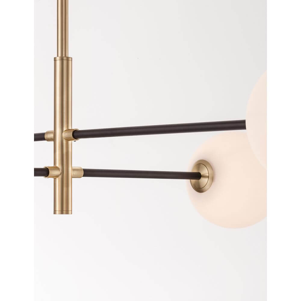 Vitra Hängelampe 4-flammig Metall, Opal Weiß - elegante Leuchte mit Metallarmen und opalweißen Glaskugeln.
