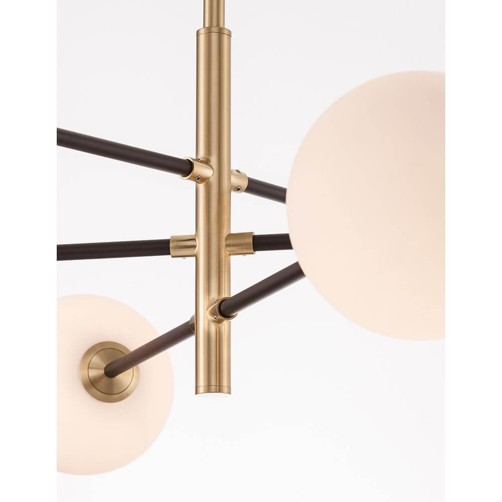 Alt Tag: Vitra Hängeleuchte 6-flg. Gold, Weiß - Detailaufnahme Metallstab und matte Glas-Kugeln, elegantes Esszimmer-Design