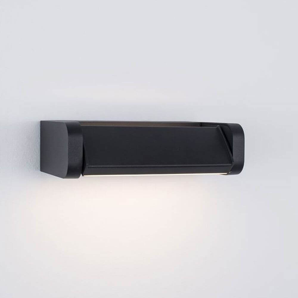 Volver LED-Wandleuchte drehbar Schwarz IP54 an einer Wand montiert, elegantes Design für Außenbereiche.