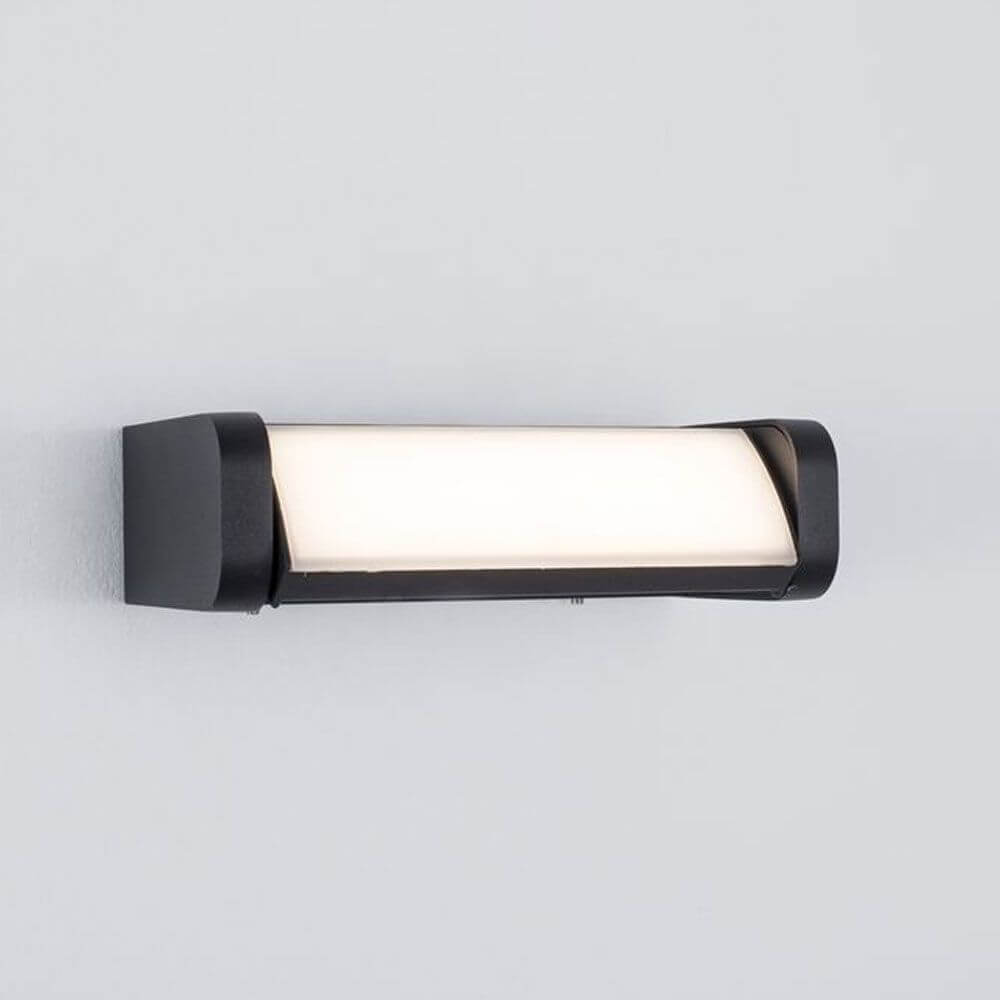 Volver LED-Wandleuchte drehbar Schwarz IP54 an der Wand montiert mit eleganten Konturen.
