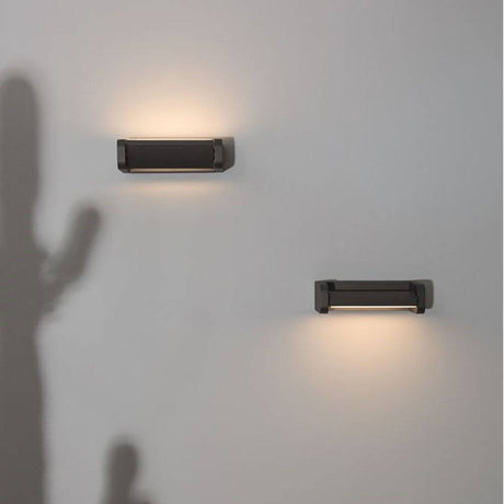 Volver LED-Væglampe drejelig sort IP54 på væg, moderne design og stilfuld belysning.