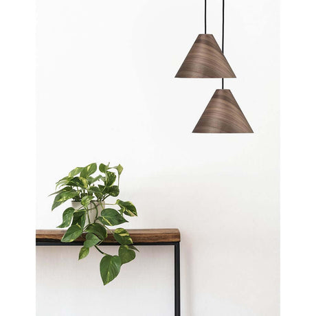 Wera pendel i valnøddetræ på bord med plante, moderne skandinavisk design, naturligt trælook.