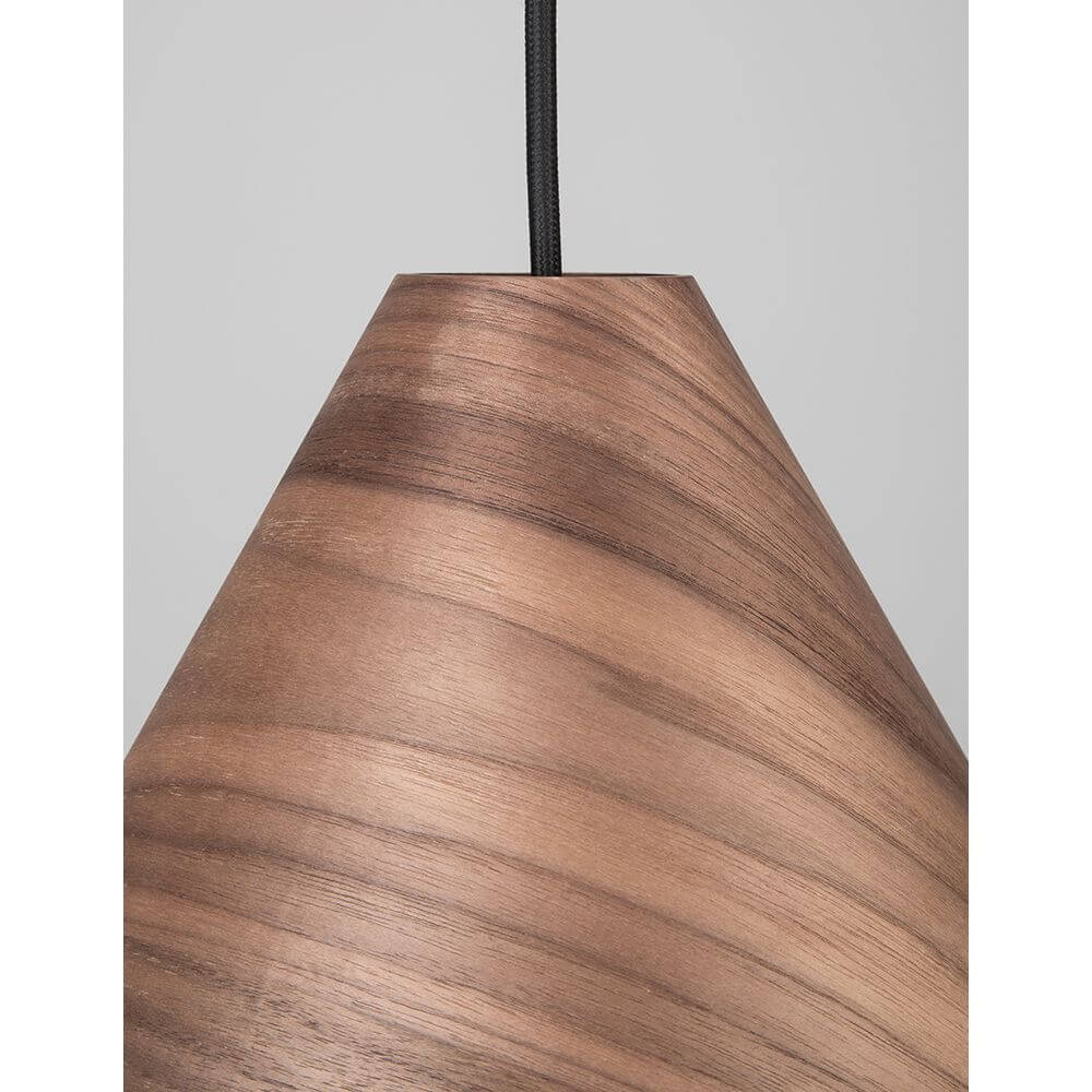 Detailansicht der Wera Walnussholz Pendellampe mit natürlicher Holzstruktur und modernem Design.