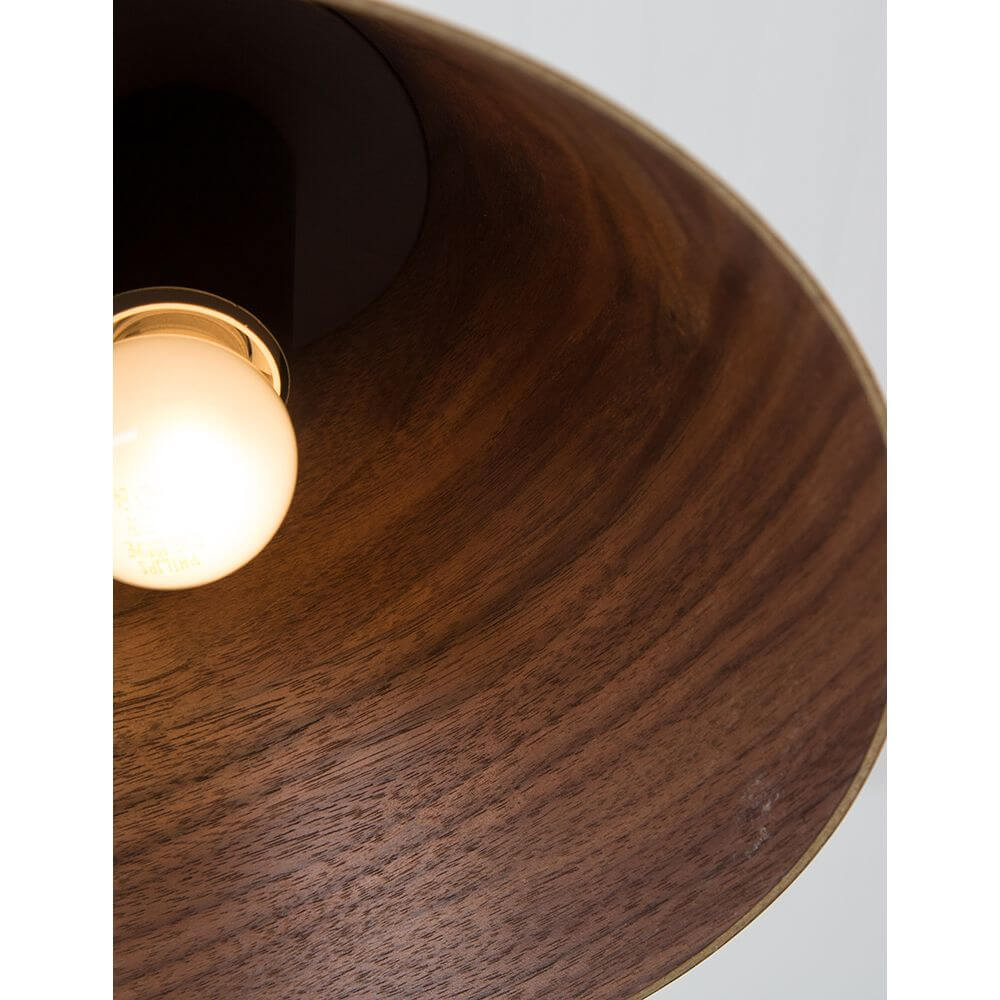 Detailansicht der Wera Walnussholz Pendellampe mit Holzschirm und Glühbirne.