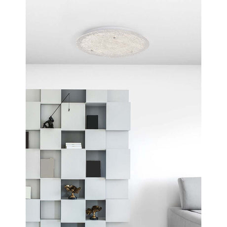 Wing LED taklampe metall, glass i taket i moderne boligmiljø med hyllesystem.