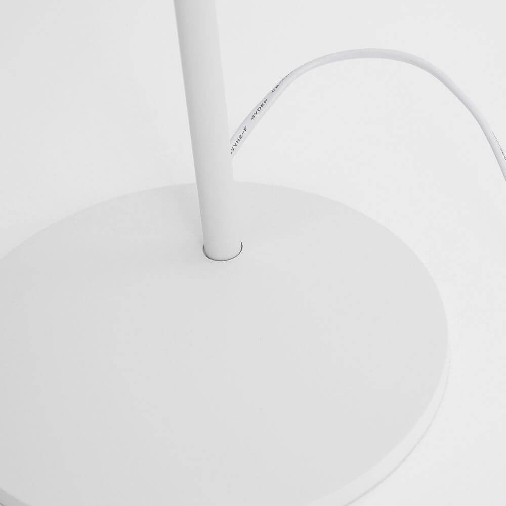 Yama Stehleuchte Metall Textil mit weißem Fuß und Kabel, ideal für modernes Wohndesign.