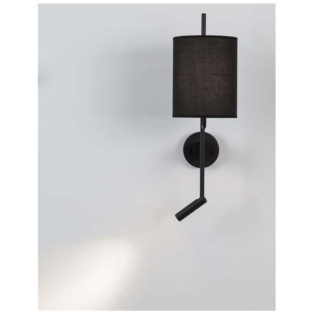 Yama Wandlampe mit LED Lesearm an einer Wand, schwarz mit dekorativem Stoffschirm.