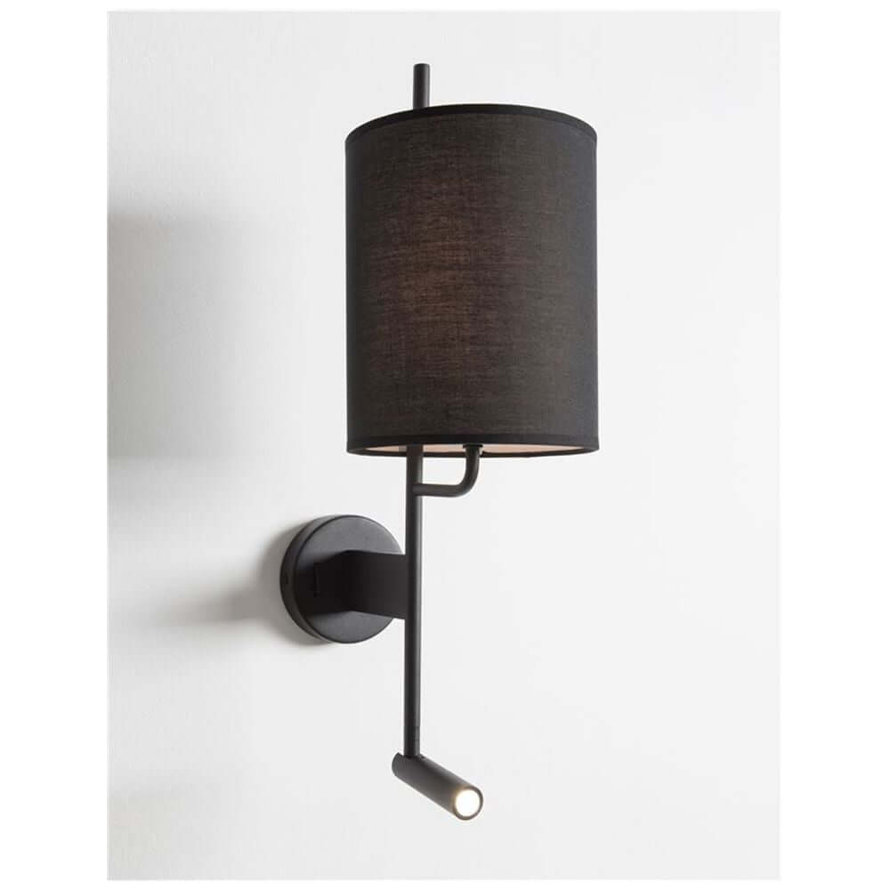 Yama Wandlampe mit LED Lesearm in modernem Design mit schwarzem Stoffschirm.