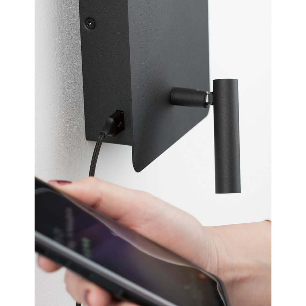 Zen LED Wandleuchte mit Lesearm & USB, detailierte Ansicht der integrierten USB-Ladebuchse und Lesearm.
