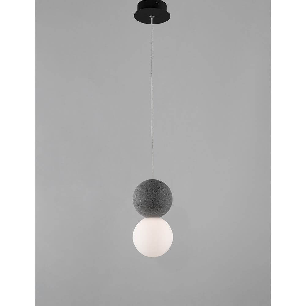 Zero Kugel Hängelampe Beton, Glas mit schwarzem Betongehäuse und weißem Opalglas, modern und elegant.