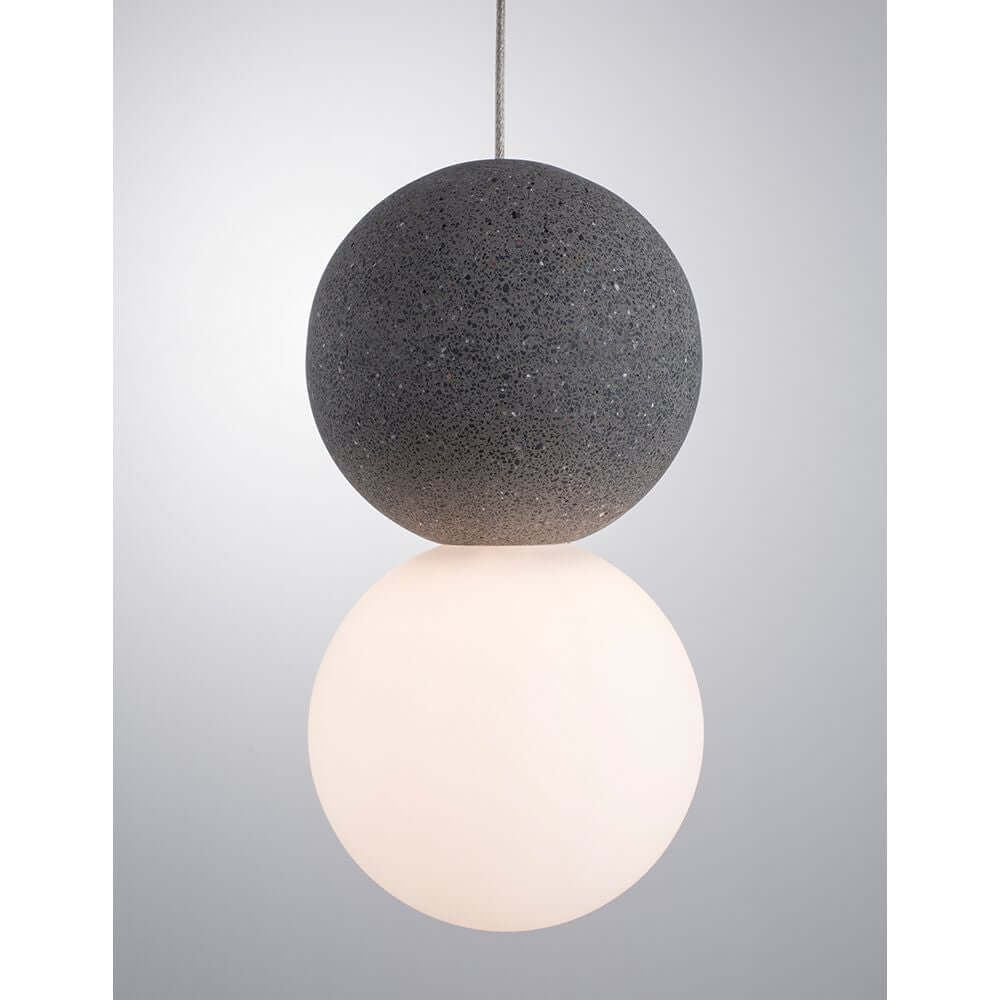 Zero Kugel Hängelampe Beton, Glas mit schwarzgrauem Betongehäuse und opalweißer Glaskugel für modernes Design.