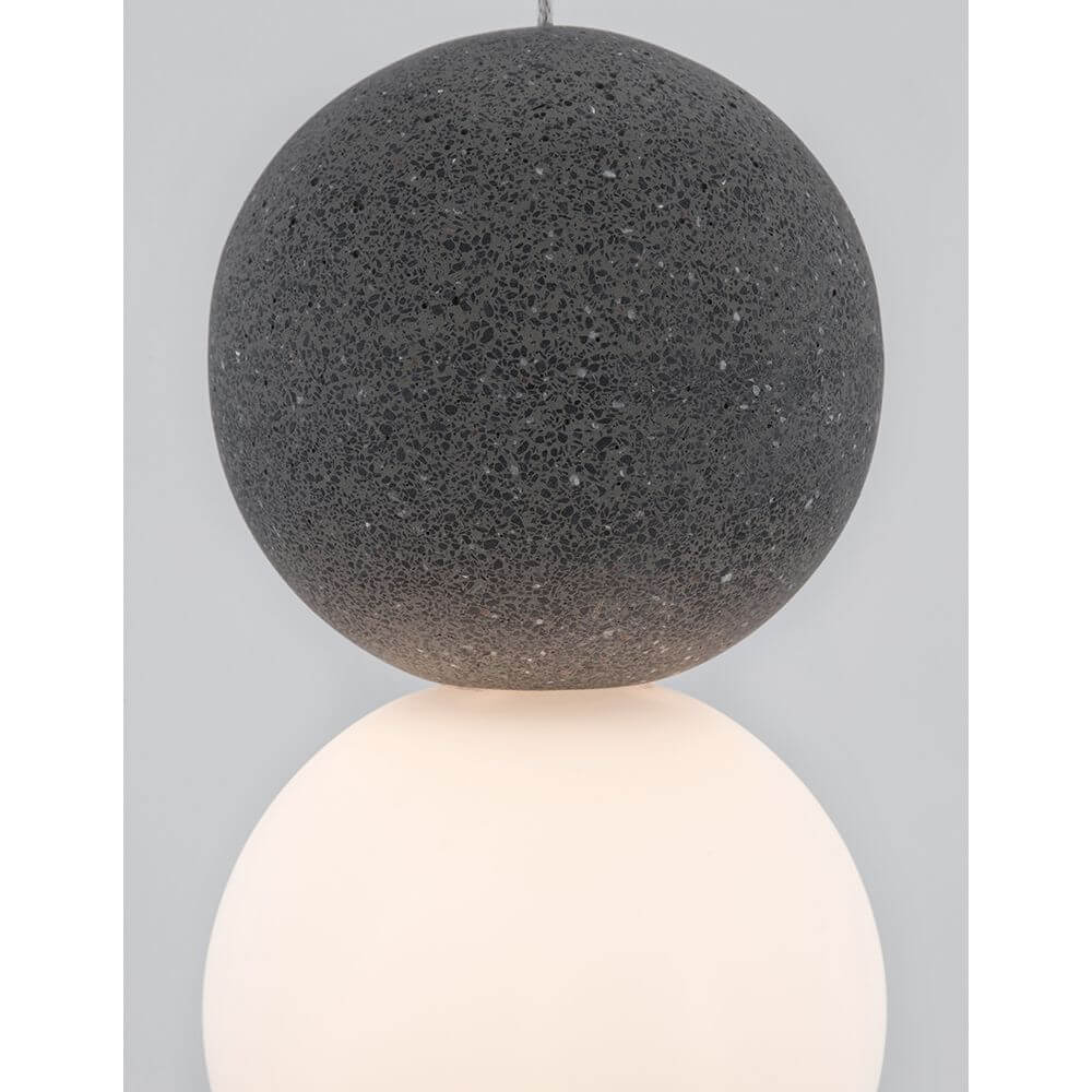 Zero Kugel Hängelampe Beton, Glas in schwarzem Beton und weißem Opalglas für modernes Ambiente.