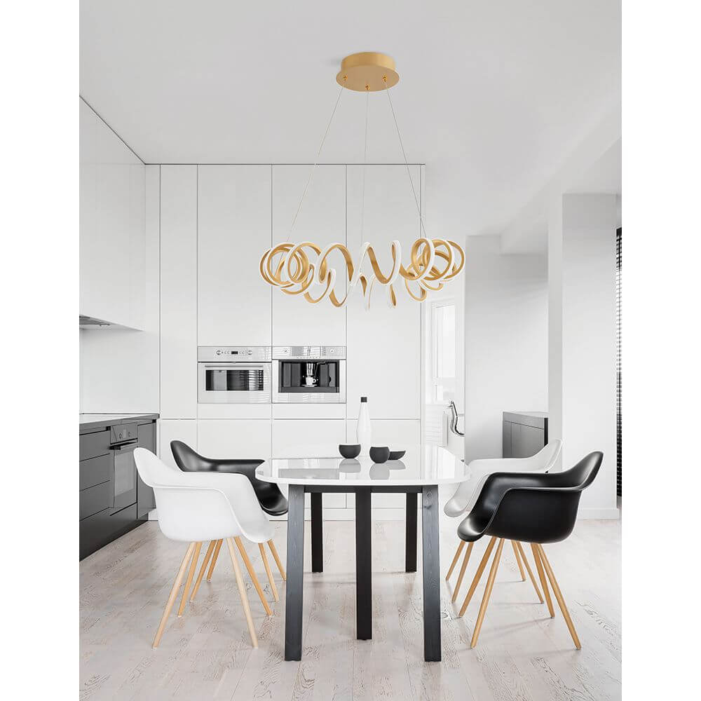 Zinia LED Hängelampe Metall im modernen Esszimmer über einem eleganten Tisch mit Stühlen.