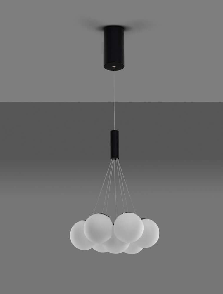 Nuvole LED Pendelleuchte 7-flammig Ø 36cm 3000K Schwarz, Weiß mit Milchglas-Kugeln in elegante Anordnung.
