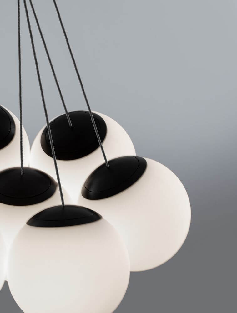 Nuvole LED Pendelleuchte 7-flammig Ø 36cm 3000K Schwarz, Weiß mit modernen Milchglasschalen.