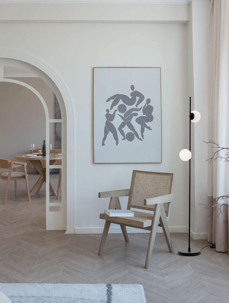 Nuvole LED Stehlampe 3000K Schwarz, Weiß in modernem Wohnbereich mit Stuhl und Kunstwerk an der Wand.