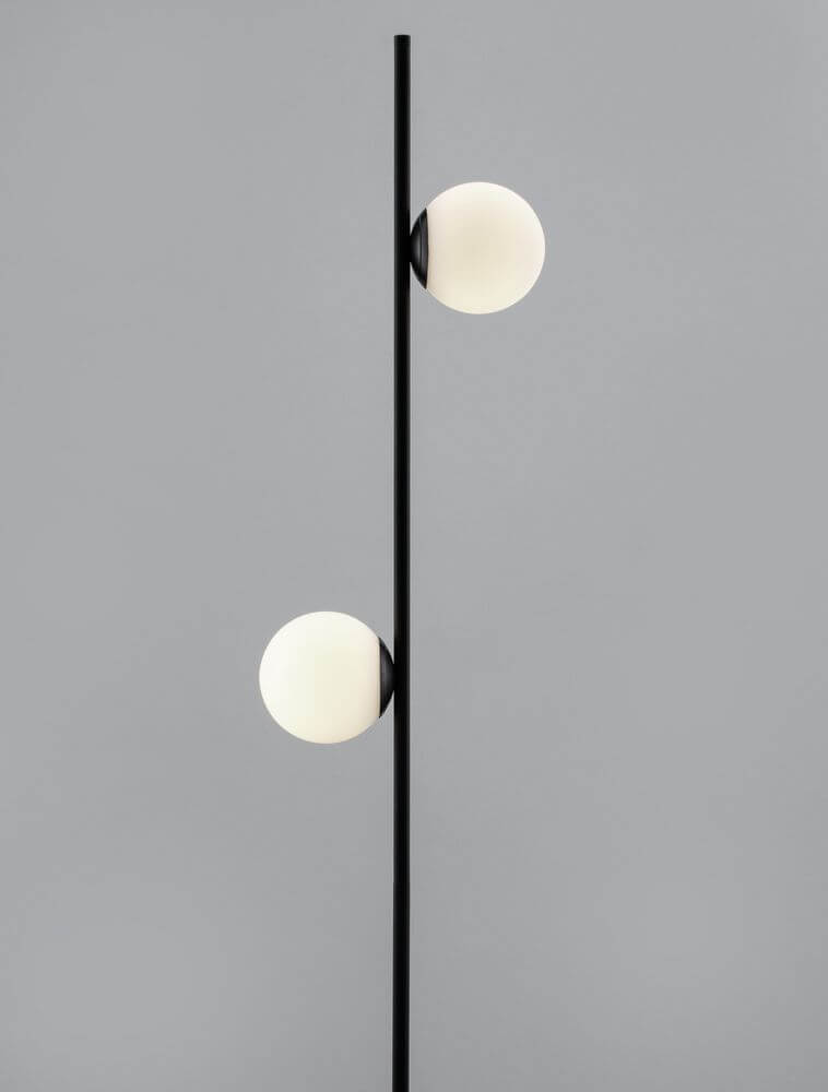 Nuvole LED Stehlampe 3000K Schwarz, Weiß mit modernem Design und Opal Glaskonstruktion.