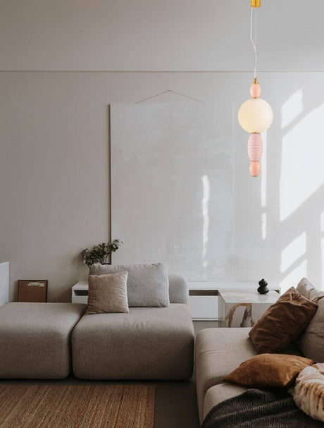 Obrie LED Pendel Ø 20cm 3000K guld, orange, pink, hvid i den moderne stue.