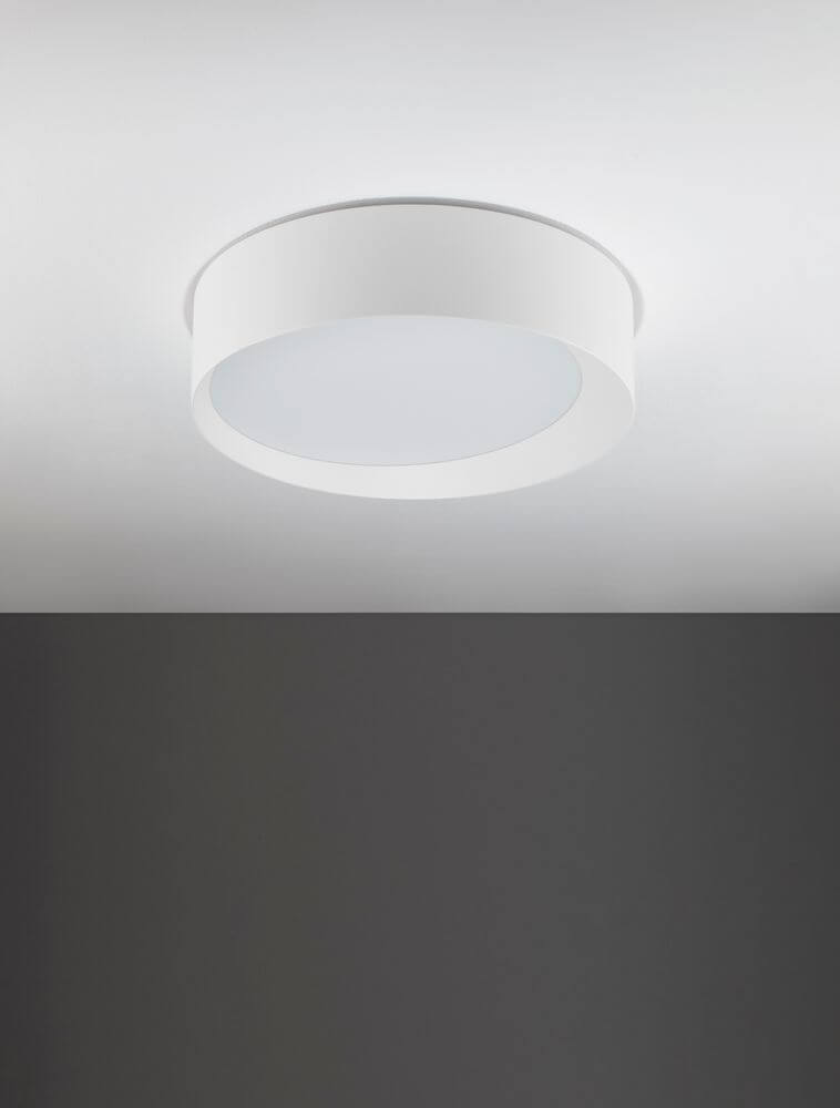Oby LED Deckenleuchte Ø 45cm 3000K in modernem Design mit mattiertem Aluminium und weißem Acryl.