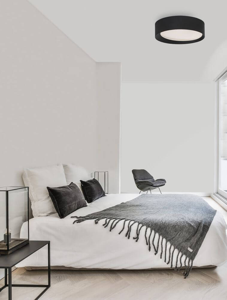 Oby LED Deckenleuchte Ø 45cm 3000K im modern gestalteten Schlafzimmer über dem Bett.