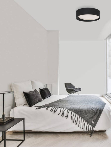 Oby LED plafonnier Ø 45 cm 3000K dans une chambre au design moderne, au-dessus du lit.