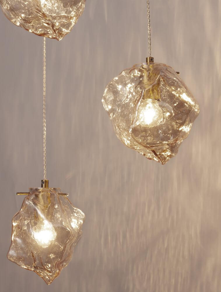 Odelle Pendelleuchte 3-flammig Ø 40cm Gold, Bernstein mit mundgeblasenem Glas und edlem Design.