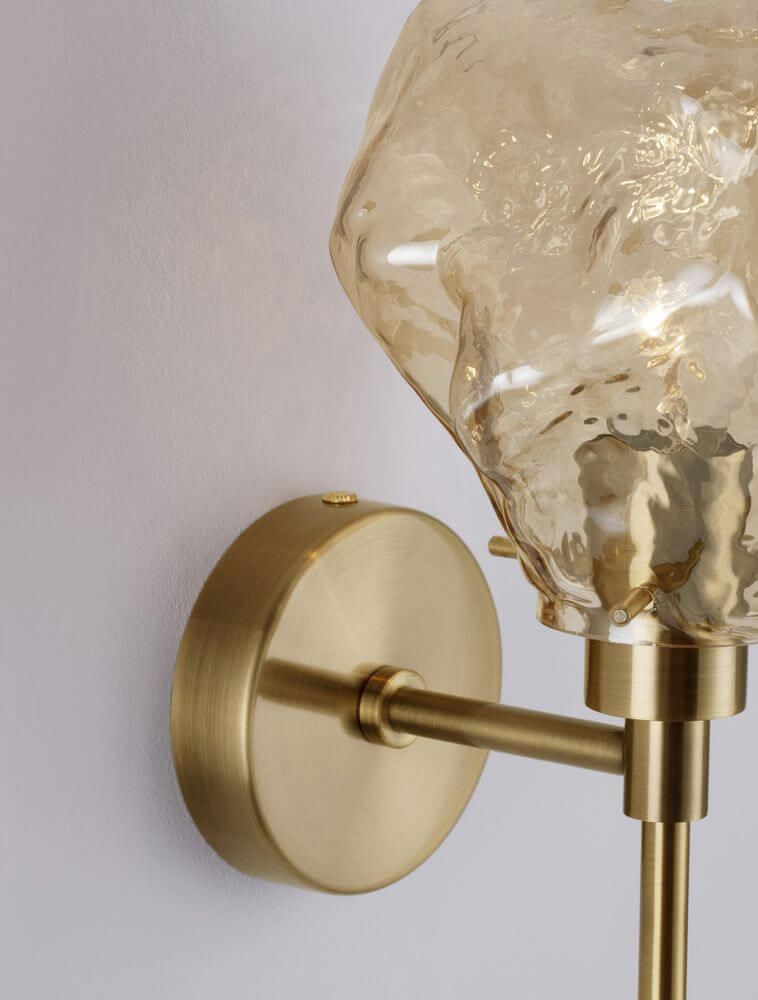 Odelle Wandleuchte Gold, Bernstein – edle Wandleuchte mit mundgeblasenem Glas und goldfarbenem Design.