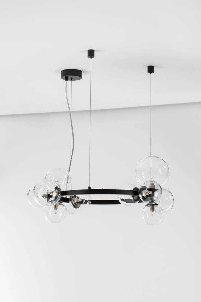Odillia Pendelleuchte Ø 65cm G9 11-flammig mit elegantem Design und opalinem Glas in einem modernen Raum.
