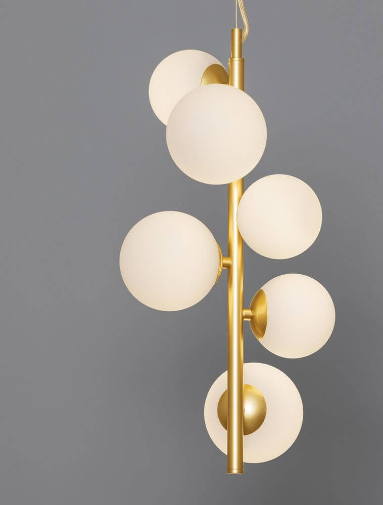 Odillia Pendelleuchte G9 6-flammig in mattem Goldmetall mit opalweißem Glas, modern und elegant.