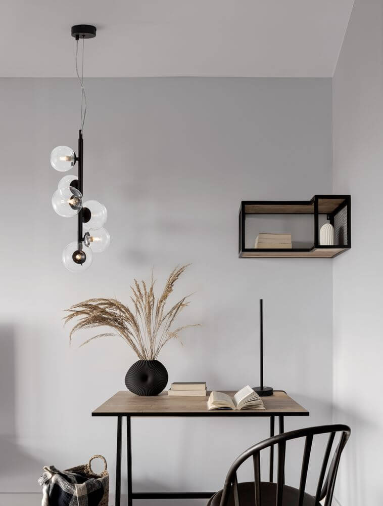 Odillia Pendelleuchte G9 6-flammig in modernem Interieur mit mattem Goldmetall und opalweißem Glas.