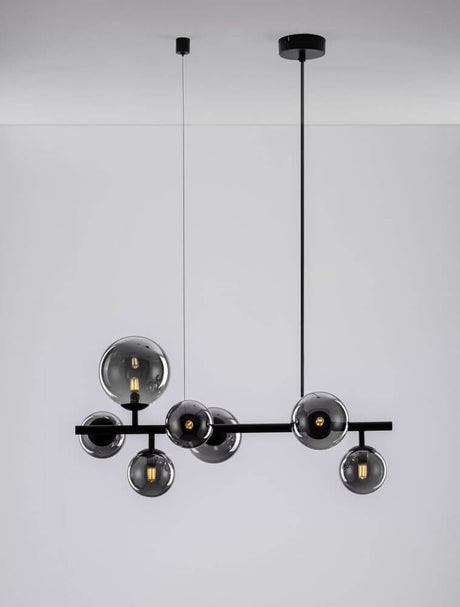 Odillia pendel G9 7-pære med et moderne design og elegant opalglas.