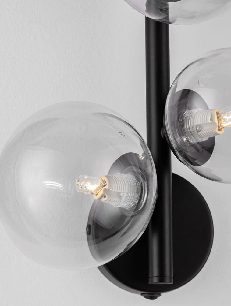 Odillia Wandleuchte G9 3-flammig mit transparenten Glaskugeln und goldenen Details.