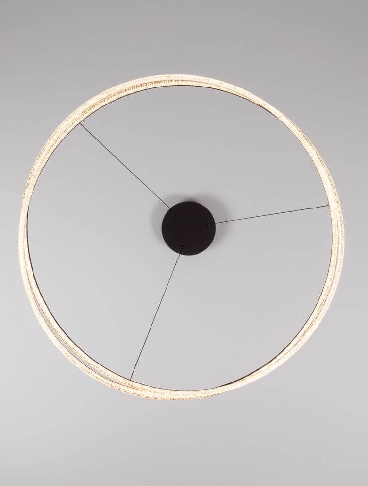 Ofelia LED Pendelleuchte 2-flammig Ø 95cm 3000K mit modernem, ringförmigem Design und sanfter Beleuchtung.