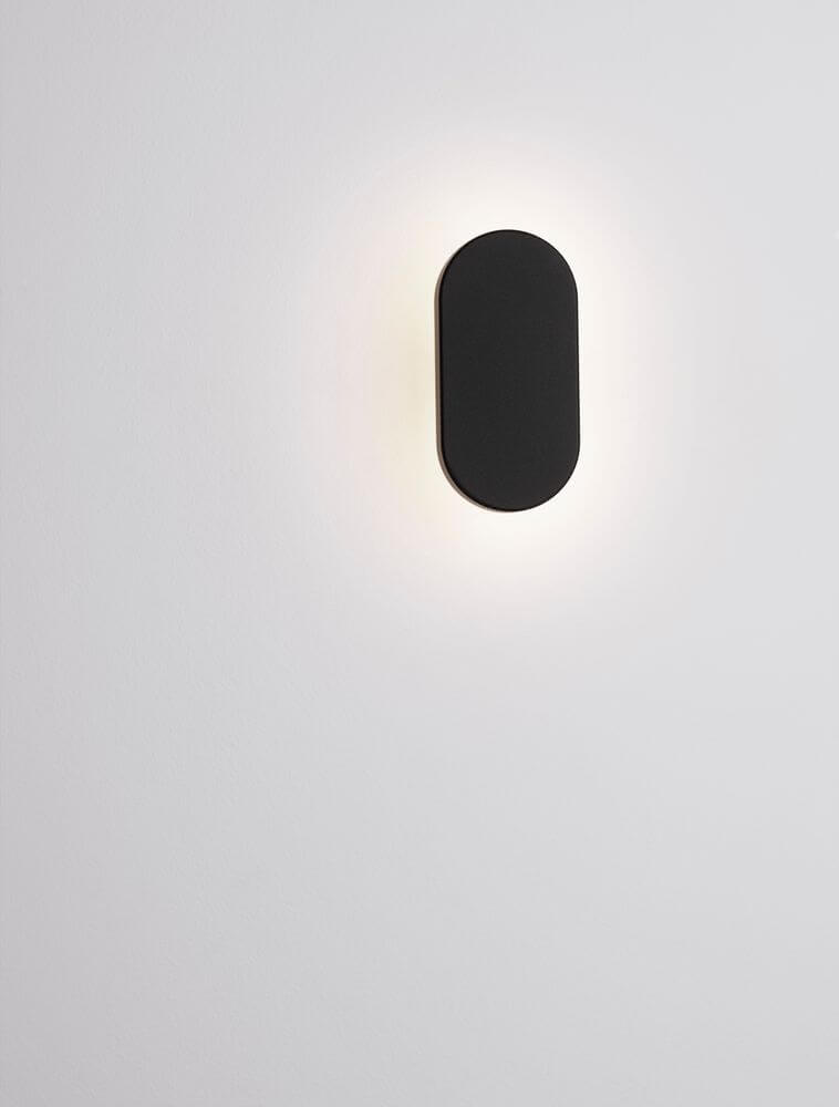 Ofir LED Außenwandleuchte 3000K Schwarz IP54 an einer Wand montiert, modernes Design, warmweißes Licht.