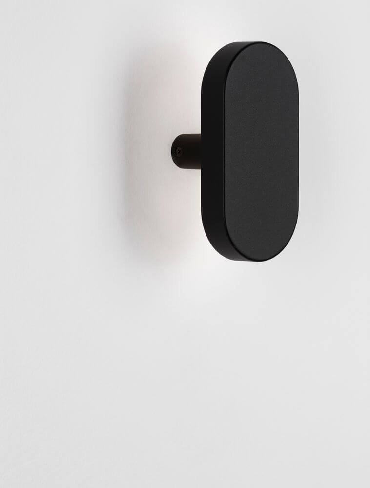 Ofir LED Außenwandleuchte 3000K Schwarz IP54 an einer Wand montiert, elegant und modern.